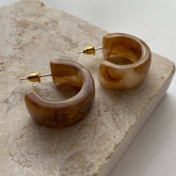 5/$35 🌙 Minimalist Jade Amethyst Citrine Tone Acrylic Huggie Hoop Earrings |NWT - Picture 14 of 17